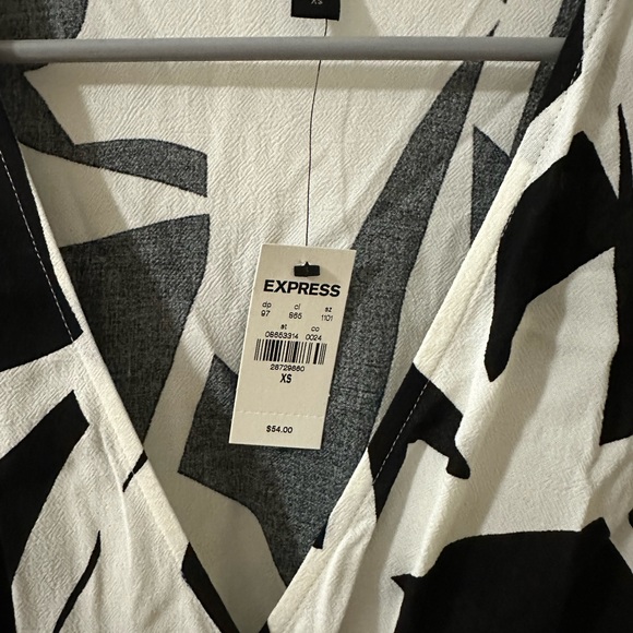 3/$25. NWT Express crop tie back top - Picture 4 of 4